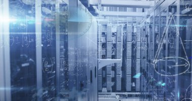 Resim, sunucu odasındaki bir bilgisayar sunucu ağından geçen veri işleme ve dijital bilgiyi basitleştirir ve yüzeyde beyaz ışık izleri belirir.. 