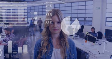 Ofisteki kameraya bakan beyaz bir kadın için finansal grafikler ve veriler. İş, finans, ekonomi ve ofis kavramında çalışma.