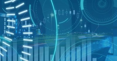 Dijital arayüz, teknoloji ve veri işleme kavramı dijital olarak üretilen bir görüntüdür. Şeffaf bir arkaplan üzerinde veri işleme imajı, 5g otoyol etrafında hareket eden grafiklerin ve gelecekçi dairelerin dijital bir görüntüsüdür.. 