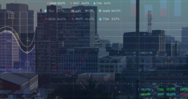 Şehir manzarası üzerinde finansal veri işleme resmi. Küresel iş, finans, veri işleme ve dijital arayüz kavramı dijital olarak oluşturuldu.