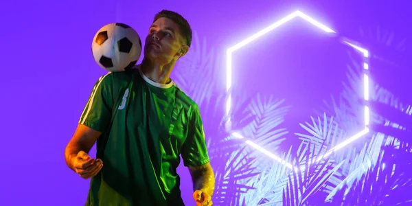 코카서스 선수는 보라색 배경에 육각형을 함으로써 어깨에 균형잡는다 디지털 스포츠 — 스톡 사진