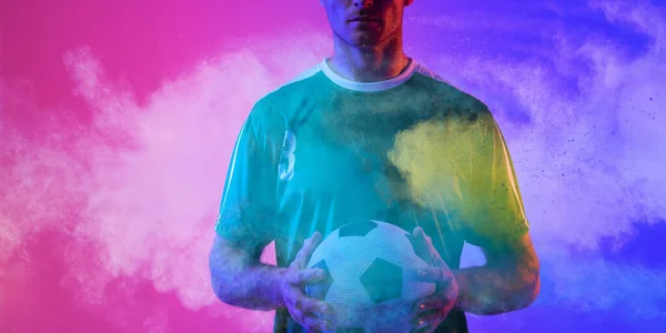 Μεσοτομή Του Καυκάσιου Αρσενικού Παίκτη Κρατώντας Μπάλα Κατά Πολύχρωμο Φόντο — Φωτογραφία Αρχείου