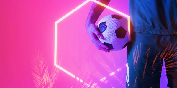 Střední Část Kavkazského Mužského Hráče Držícího Fotbalový Míček Nad Osvětleným — Stock fotografie