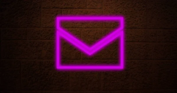 砖墙上方的霓虹灯电子邮件符号图像 社交媒体 广告和霓虹灯概念 — 图库照片