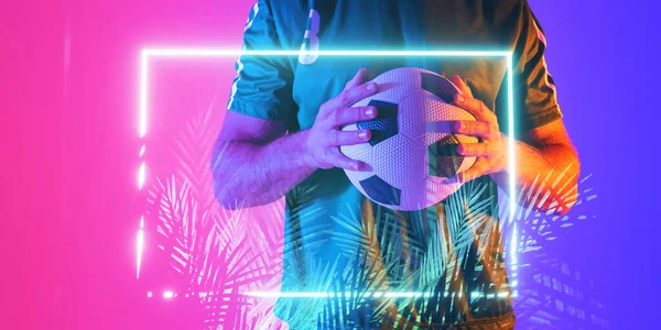 中段的高加索男子球员抱着球在灯火通明的植物和长方形之上 复制空间 霓虹灯 发光和抽象的概念 — 图库照片