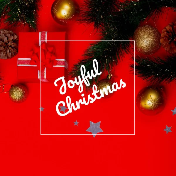 クリスマスの装飾と赤の背景にクリスマスの挨拶テキストの構成 クリスマス お祭り お祝いのコンセプト — ストック写真