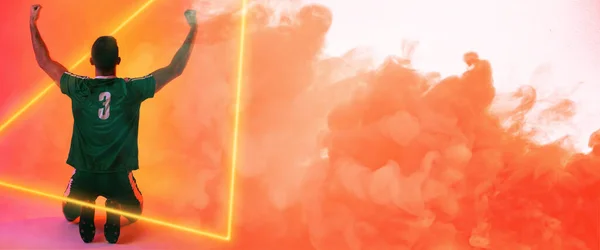 后视镜下的高加索球员 手臂抬起 跪在照明三角形和橙色烟雾 复制空间 数字合成 霓虹灯 — 图库照片