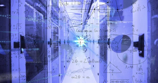 サーバ室に対する虹色のレンズフレアに対する数学方程式とデータ処理の画像 コンピュータインターフェイスとビジネスデータストレージ技術の概念 — ストック写真