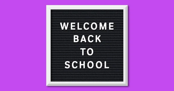 在紫罗兰色背景上欢迎回到学校的图像 回到学校 学习和交流的概念 — 图库照片