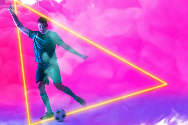 白人男性球员在明亮的三角形与粉色霓虹灯背景下打球 复制空间 数字合成 霓虹灯 烟雾和抽象概念 — 图库照片