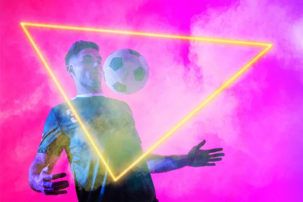 男性高加索球员在粉色背景下与胸部球在明亮的三角形上玩杂耍 复制空间 霓虹灯 烟雾和抽象 — 图库照片