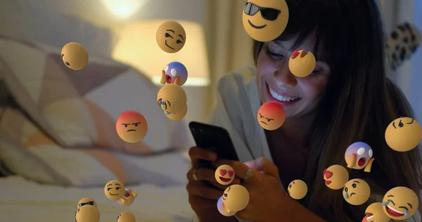 Imagen Emoticonos Sobre Mujer Caucásica Feliz Acostada Con Smartphone Cama —  Fotos de Stock