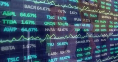 Bilgisayar kullanan iş adamlarının finansal veri işleme animasyonları. Küresel iş ve veri işleme kavramı dijital olarak oluşturulmuş video.