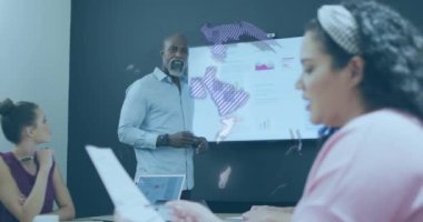 Ofisteki çeşitli iş adamlarının etrafında dönen dünyanın animasyonu. Küresel iletişim ve iş konsepti dijital olarak oluşturulmuş video.