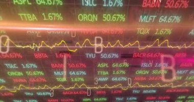 Finansal veri işleme animasyonu ve siyah arkaplan istatistikleri. Küresel finans, iş ve veri işleme kavramı dijital olarak oluşturulmuş video.