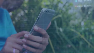 Akıllı telefon kullanan Afrikalı Amerikalı kadınların finansal veri işleme animasyonları. Küresel veri işleme ve bağlantılar konsepti dijital olarak oluşturulmuş video.