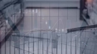 Alışveriş arabasının üzerindeki finansal veri işleme animasyonu. Küresel iş ve veri işleme kavramı dijital olarak oluşturulmuş video.