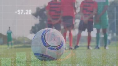 Açık hava eğitimi sırasında çeşitli erkek futbol oyuncuları üzerinde finansal verilerin ve grafiklerin animasyonu. Spor, eğitim, futbol, finans ve ekonomi konsepti dijital olarak oluşturulmuş video.