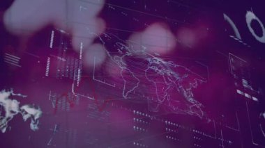 Gece boyunca dijital ekrandaki çeşitli veri ve grafiklerin animasyonu trafiği bulanıklaştırdı. Dijital olarak oluşturulmuş küresel veri işleme, finans ve dijital arayüz kavramı.