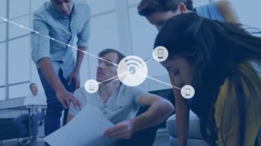 Ofiste tartışan farklı meslektaşlardan oluşan bir ekip üzerine dijital simge ağının animasyonu. Küresel ağ ve iş teknolojisi kavramı