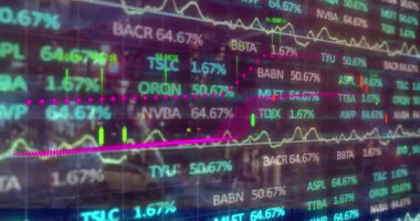 Şehir manzarası üzerinde finansal veri işleme animasyonu. küresel iş, finans ve veri işleme kavramı dijital olarak oluşturulmuş video.