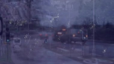 Yol trafiğinde kullanıcı simgeleri ve bağlantılarının canlandırılması. Veri işleme, bağlantılar, ulaşım ve trafik konsepti dijital olarak oluşturulmuş video.