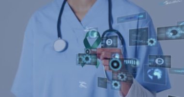 Beyaz kadın doktorun elinde yeşil kurdele varken ekranlarda dürbün ve veri işleme animasyonu. Küresel tıp, sağlık ve veri işleme kavramı dijital olarak oluşturulmuş video.
