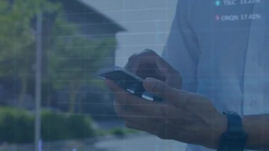 Akıllı telefon kullanan kişinin finansal veri işleme animasyonu. Küresel veri işleme ve bağlantılar konsepti dijital olarak oluşturulmuş video.