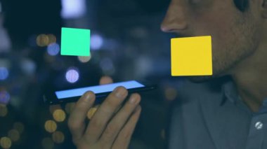 Akıllı telefon kullanan beyaz adamların üzerine düşen ikonların canlandırması. Küresel iş ve veri işleme kavramı dijital olarak oluşturulmuş video.