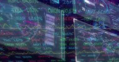 Veri işleme ve borsanın sokaktaki arabalar üzerindeki animasyonu. Küresel teknoloji, bilgisayar ve dijital arayüz kavramı dijital olarak oluşturulmuş video.