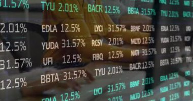 Bilgisayar kullanan iş adamlarının finansal veri işleme animasyonları. Küresel iş ve veri işleme kavramı dijital olarak oluşturulmuş video.