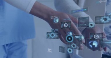 Çift ırklı kadın doktor ve hastanın elleri üzerinde ekranlarda dürbün ve veri işleme animasyonu. Küresel tıp, sağlık ve veri işleme kavramı dijital olarak oluşturulmuş video.