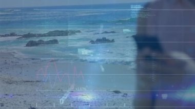 Akıllı telefon kullanan kişinin finansal veri işleme animasyonu. Küresel veri işleme ve bağlantılar konsepti dijital olarak oluşturulmuş video.