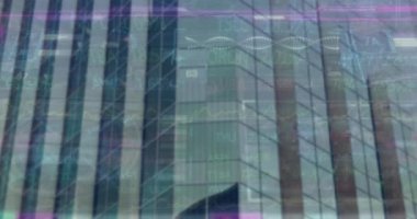 Şehir manzarası üzerinde finansal veri işleme animasyonu. Küresel iş ve veri işleme kavramı dijital olarak oluşturulmuş video.