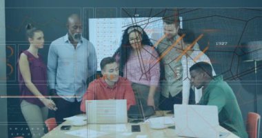 Ofisteki çeşitli iş adamları üzerinde dizüstü bilgisayar kullanarak veri işleme animasyonu. Küresel teknoloji, iletişim ve iş konsepti dijital olarak oluşturulmuş video.