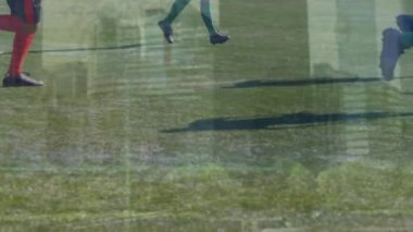 Animasyon, egzersiz yapan çeşitli erkek futbol oyuncuları üzerinde veri işleme. Küresel spor ve dijital arayüz kavramı dijital olarak oluşturulmuş video.