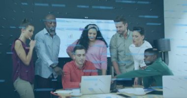 Dizüstü bilgisayar kullanan çeşitli iş adamları üzerinde istatistik ve veri işleme animasyonu. Sosyal medya, teknoloji, iletişim ve iş konsepti dijital olarak oluşturulmuş video.