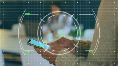 Akıllı telefon kullanan Afro-Amerikan kadınları tarama animasyonu. Küresel iş ve veri işleme kavramı dijital olarak oluşturulmuş video.