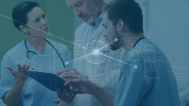 Dosyası olan kadın ve erkek doktorlar arasındaki bağlantı ağının animasyonu. Küresel bağlantılar, ağlar, sağlık ve tıp konsepti dijital olarak oluşturulmuş video.