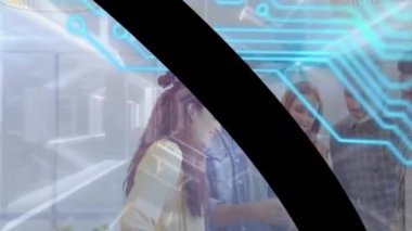 Farklı iş arkadaşları üzerinde siyah çizgi ve entegre devre animasyonu. Renk, şekil, iletişim ve iş konsepti dijital olarak oluşturulmuş video.