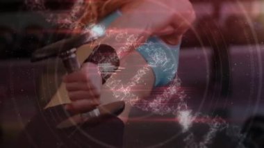 Spor salonunda egzersiz yapan beyaz kadın üzerinde veri işleme ve DNA ipliği animasyonu. Küresel spor, bilim ve dijital arayüz kavramı dijital olarak oluşturulmuş video.