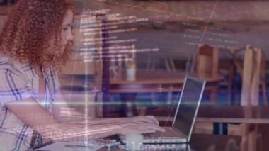 Beyaz kadınların online alışverişi üzerinden finansal veri işleme animasyonu. Küresel iş ve veri işleme kavramı dijital olarak oluşturulmuş video.