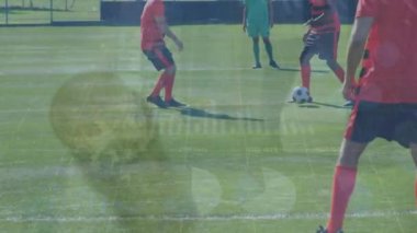 Yürüyen insanlarla zaman çizelgesinin animasyonu ve çeşitli erkek futbol oyuncularının grafikleri. Spor, eğitim, futbol, finans ve ekonomi konsepti dijital olarak oluşturulmuş video.