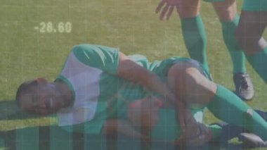 Çeşitli erkek futbol oyuncuları üzerindeki finansal veri ve grafiklerin animasyonu eğitim sırasında zarar gördü. Spor, eğitim, futbol, finans ve ekonomi konsepti dijital olarak oluşturulmuş video.
