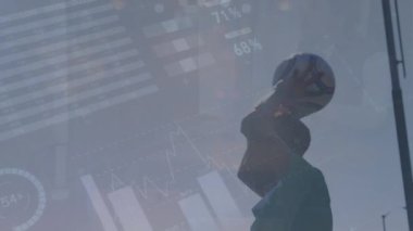 Günbatımında çeşitli erkek futbol oyuncuları ve elektrik direkleriyle ilgili grafik ve verilerin animasyonu. Veri işleme, spor ve enerji kavramı dijital olarak oluşturulmuş video.