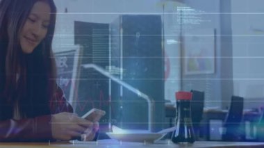 Akıllı telefon kullanan melez kadınların finansal veri işleme animasyonları. Küresel veri işleme ve bağlantılar konsepti dijital olarak oluşturulmuş video.