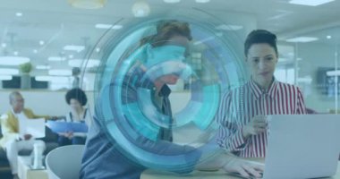 Ofisteki dizüstü bilgisayarla çeşitli iş adamlarını tarama animasyonu. Küresel veri işleme, iletişim ve iş konsepti dijital olarak oluşturulmuş video.