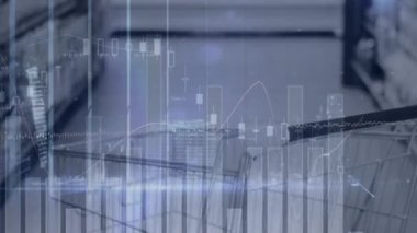 Alışveriş arabasının üzerindeki finansal veri işleme animasyonu. Küresel iş ve veri işleme kavramı dijital olarak oluşturulmuş video.