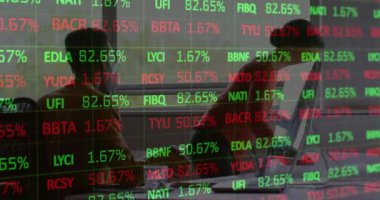 Bilgisayar kullanan iş adamlarının finansal veri işleme animasyonları. Küresel iş ve veri işleme kavramı dijital olarak oluşturulmuş video.