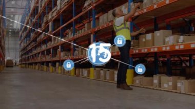 Sayıların değişiminin animasyonu, depoda çalışan beyaz adamla ilgili bağlantılar. Küresel gönderme, ağlar ve veri işleme kavramı dijital olarak oluşturulmuş video.